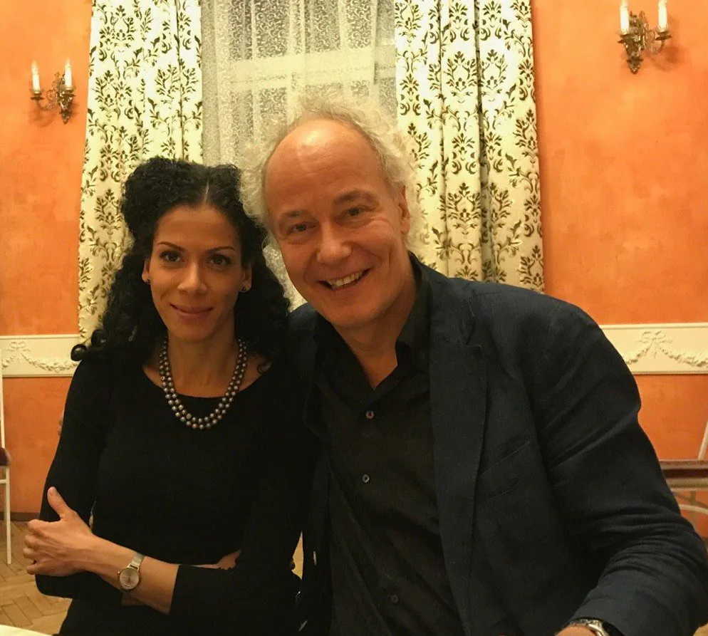 Xenia Cuellar con el profesor Felix Renggli