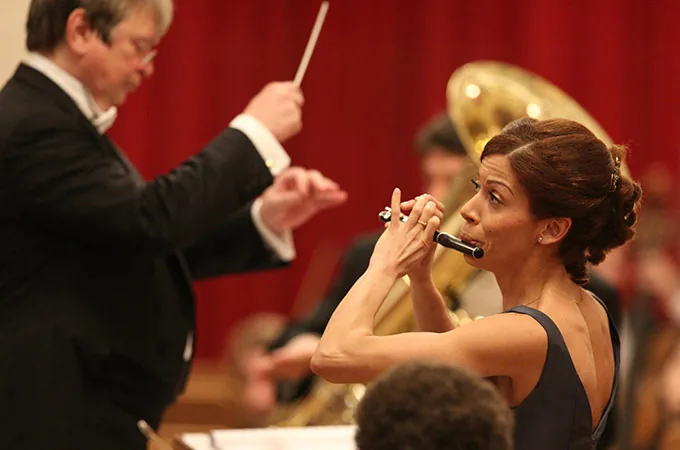 Xenia Cuellar en la orquesta durante un concierto