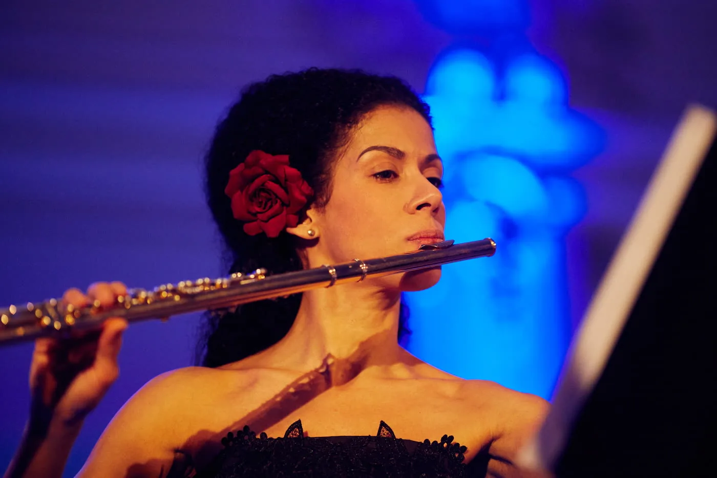 Xenia Cuellar tocando la flauta en el escenario